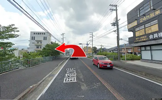 交差点で左折する写真